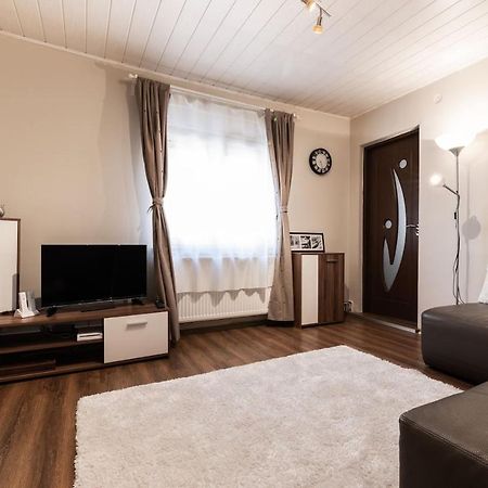 Cozy, Quiet & Family Friendly In Arad Apartment Екстериор снимка