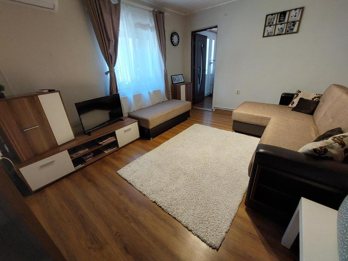 Cozy, Quiet & Family Friendly In Arad Apartment Екстериор снимка
