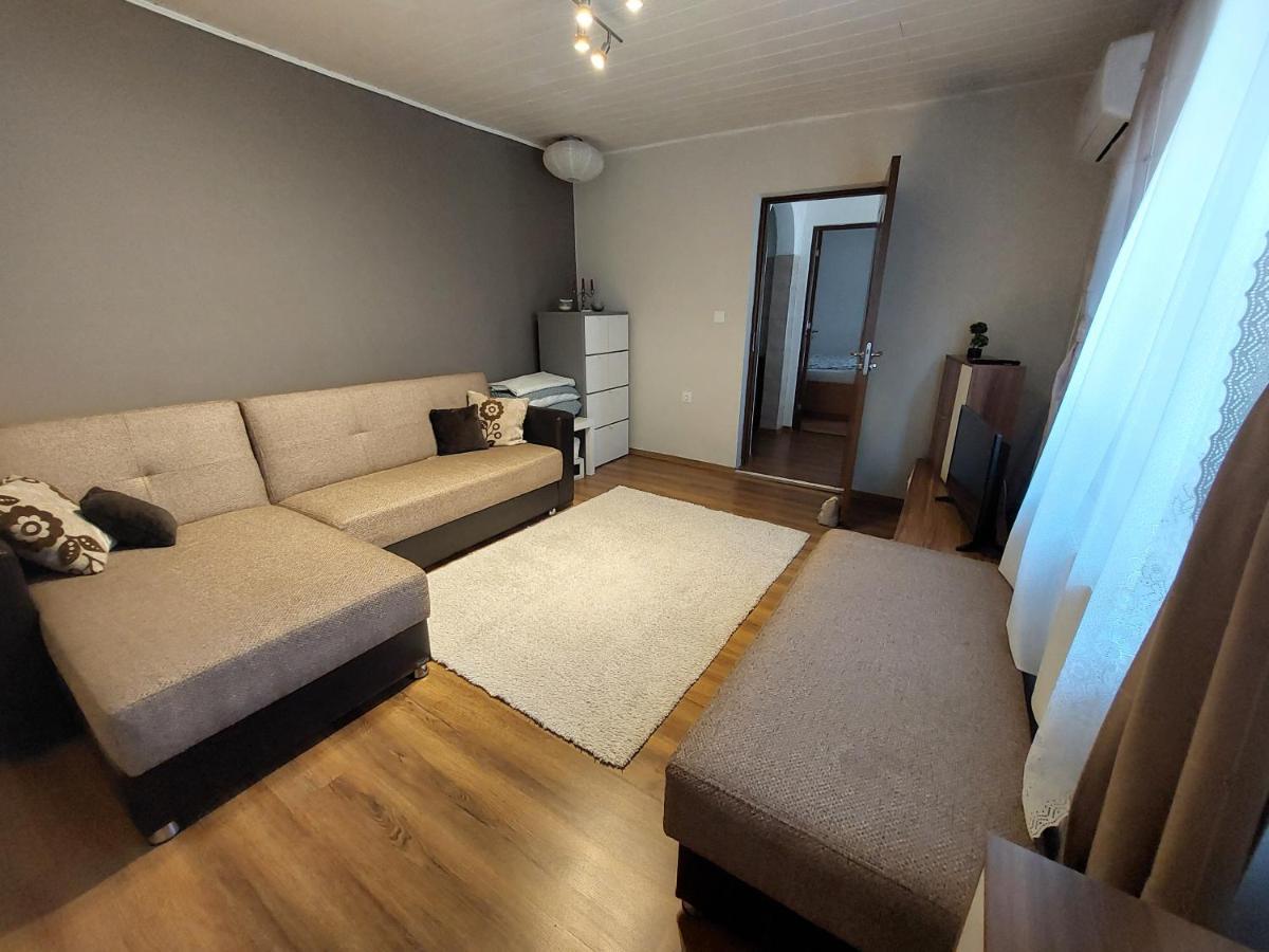 Cozy, Quiet & Family Friendly In Arad Apartment Екстериор снимка
