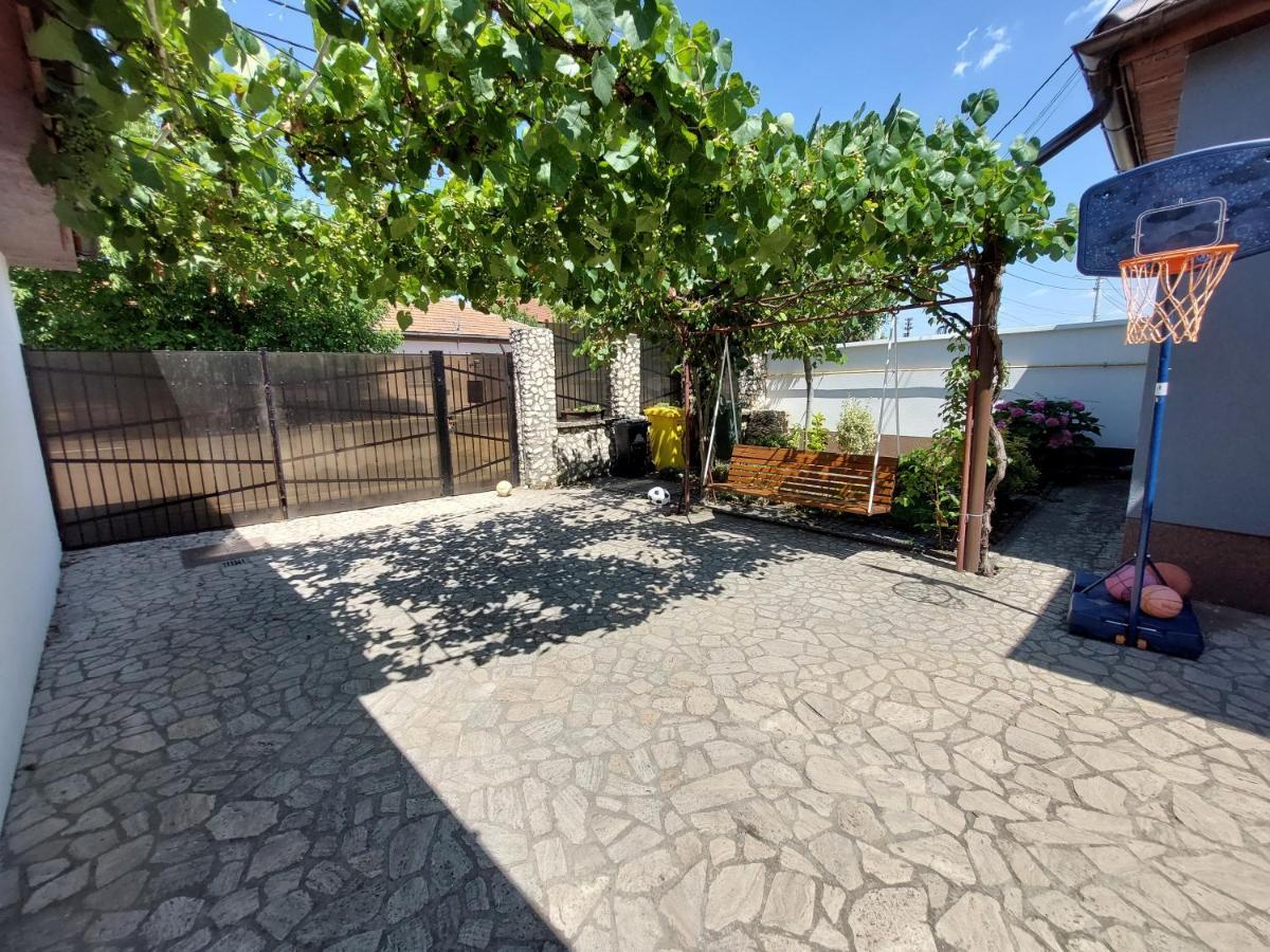 Cozy, Quiet & Family Friendly In Arad Apartment Екстериор снимка