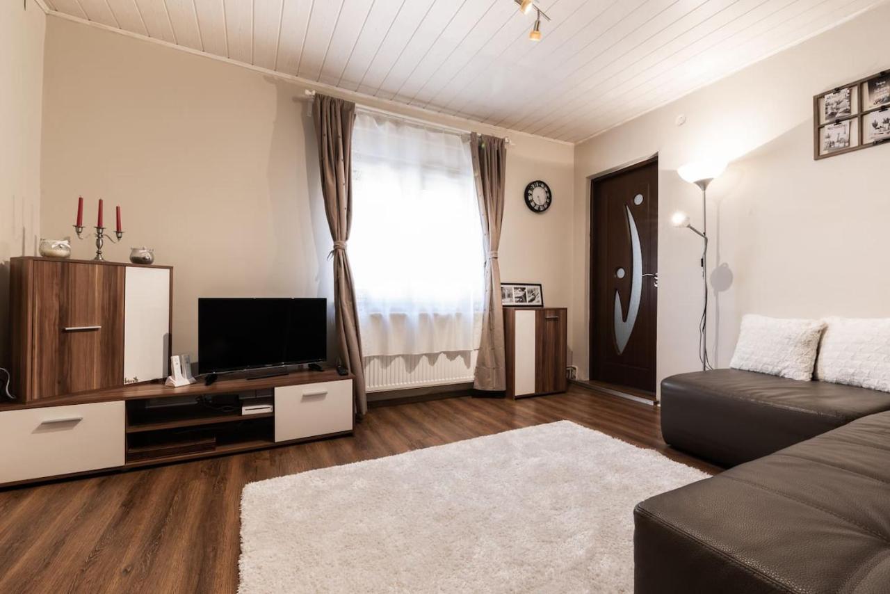Cozy, Quiet & Family Friendly In Arad Apartment Екстериор снимка