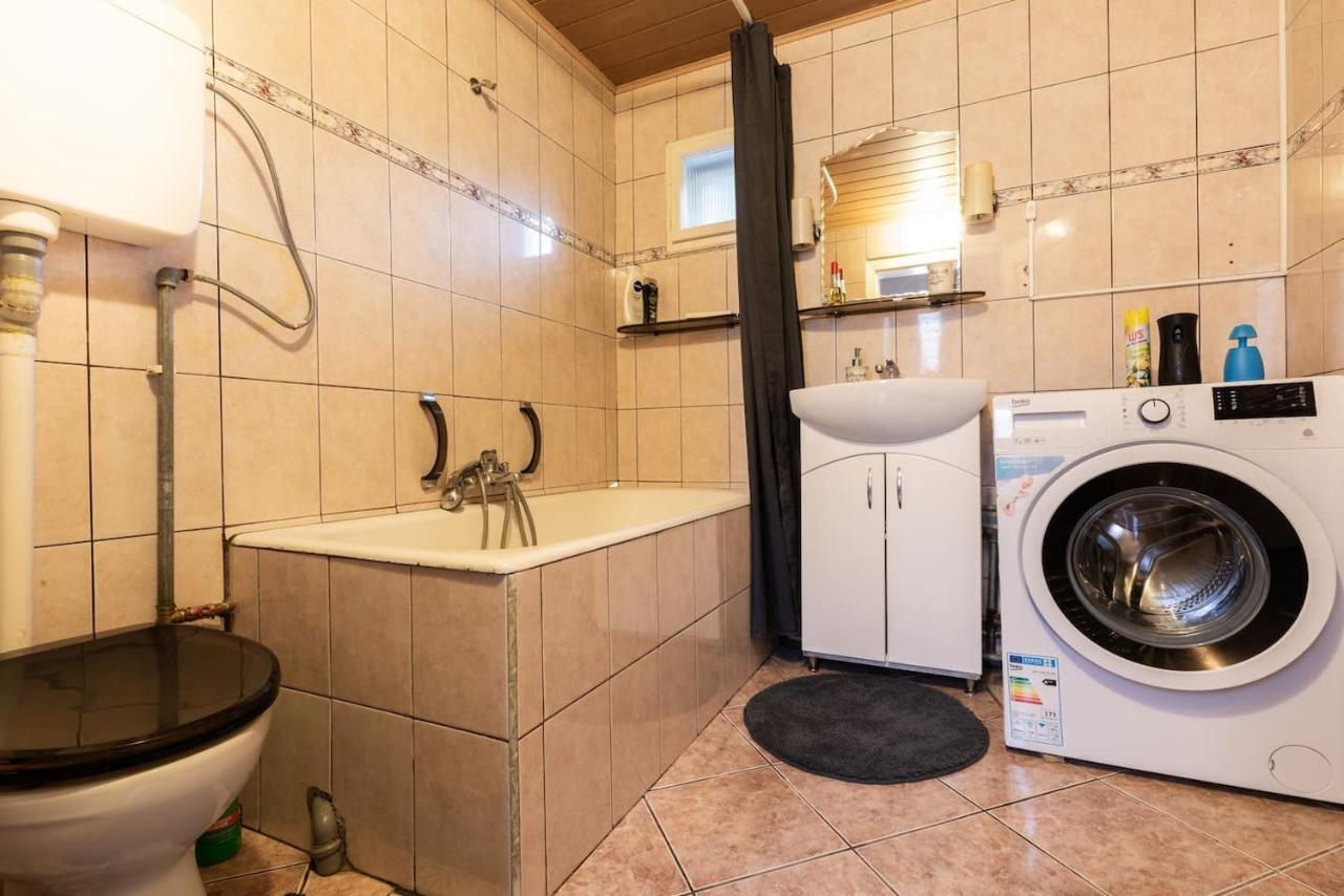 Cozy, Quiet & Family Friendly In Arad Apartment Екстериор снимка
