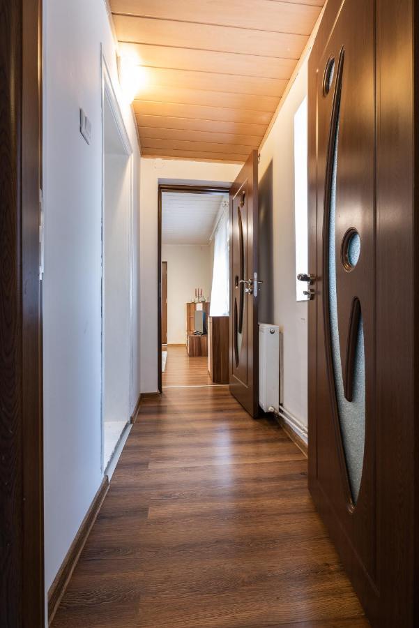 Cozy, Quiet & Family Friendly In Arad Apartment Екстериор снимка